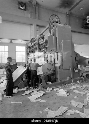 Skien 19590725 „Norwegens größte und schnellste Papiermaschine“. Zellulose, Zellstoff und Papier werden jetzt im alten Kloster hergestellt. Hier ist Union Bruk, eine der sieben Fabriken der großen Union Group, Norwegens größter Papierhersteller. In einer halben Stunde sind 6 Tonnen Zeitungspapier fertig. Vom Zellstoff in die Maschine gelangt und bis das Papier herauskommt, dauert es eine halbe Minute. Höchstgeschwindigkeit: 45 km pro Stunde. Foto: Aage Storløkken / Aktuell / NTB Stockfoto