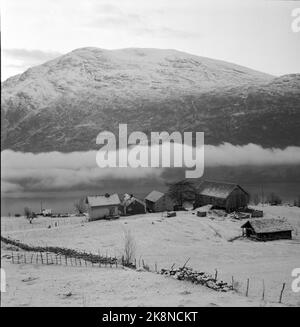 Loen März 1947 von der Farm Streichung in Nordfjord, wo natürliche Haushalte so weit wie möglich geführt werden. Der Hof liegt auf 300 m. Hier die Übersicht der Farm, Nebel über Loen im Hintergrund. Foto: Th. Scotaam / Aktuell / NTB Stockfoto