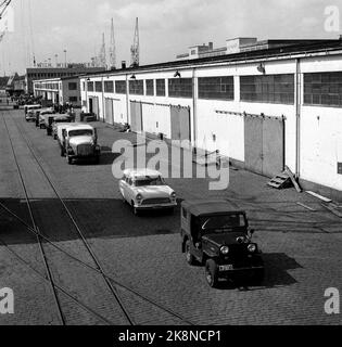 Oslo 19570809. Transport von Schwerwasser aus dem Hafen von Oslo zum Atomreaktor in Halden / Halden Reaktor. Der Transport findet in der LKW-Säule statt, die von einem Polizeiauto geführt wird. NTB Stock Photo Carlmar / NTB Stockfoto