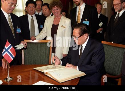 Oslo 19960627 die Präsidentin von Storting Kirsti Kolle Grøndahl begrüßte den chinesischen Präsidenten Jiang Zemin beim Besuch des Storting. Das Gästebuch ist signiert. Foto: Tone Georgsen / Scanfoto / NTB Stockfoto