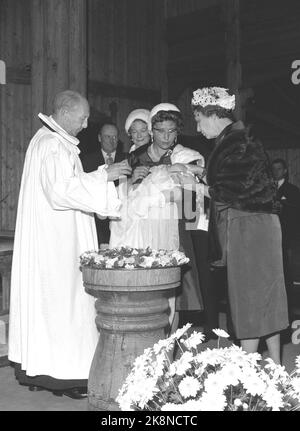 Oslo 19621004. In der Holmenkollenkapelle taufen Prinzessin Estad und Johan Martin Ferner ihre Tochter Cathrine. Das Taufkind wurde von ihrer Mutter Prinzessin, Prinzessin, getragen. Die Taufe wurde von Pfarrer Sverre Eika vorgenommen. Hier von der Taufaktion (f.) Pfarrer Sverre Eika, Lille Cathrine, Prinzessin Arid, (hinter) Großherzogin Josephine-Charlotte von Luxemburg und König Olav. Prinzessin Margaretha von Dänemark ist die Patenschaft, die dem Kind hier den Hut abnimmt. Foto: NTB / NTB Stockfoto