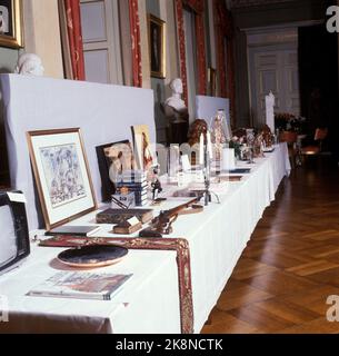 Oslo 19780702. König Olav 75 Jahre. Während eines Empfangs empfing König Olav eine Reihe von Menschen, die Geschenke überreichten. Hier ist ein kleiner Teil des Geschenktisches. Foto: Svein Hammerstad / NTB Stockfoto