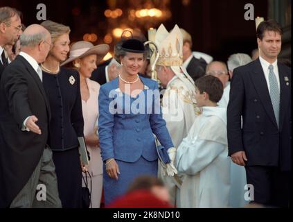 Paris 19940923. Königin Sonja, Kronprinz Haakon und Prinzessin Märtha Louise in Paris anlässlich von Hochzeiten in der Familie Duch von Luxemburg. Das Bild: Königin Sonja auf dem Weg in die Kirche der Kathedrale Saint-Louis in Versailles (NB. König Harald nicht nach Paris). Bis v. i.a. Königin Sofia von Spanien. Foto: Lise Åserud Stockfoto