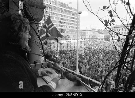 Oslo 19730501. Mai 1. Feier in Oslo. Die akademische Front organisierte am Nachmittag den Demonstrationszug vom Universitätsplatz aus. Der Parteivorsitzenden des SV, Berit Ås, hält die Rede auf dem Youngstoget. Foto NTB / NTB Stockfoto