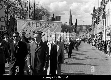 Oslo 19640501 1. Mai Demonstration in Oslo. Mai 1 der Zug auf dem Weg zum Karl Johans Tor. Plakat mit dem Text 'Demokratie am Arbeitsplatz' Foto: NTB / NTB Stockfoto