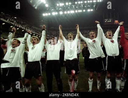 Mailand, Italien 19961204 Champions-League-Spiel RBK / Mailand im San Siro Stadion in Mailand, wo Rosenborg gewann 2-1. Action aus dem Spiel, RBK in weiß und schwarz. Jubelte Szenen nach dem Spiel, das Team nimmt die Welle. Foto: Gorm Kallestad / NTB. Stockfoto