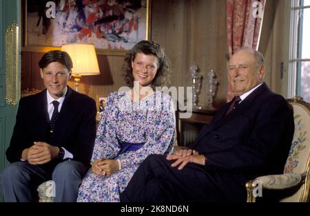 Oslo 198909 - Prinzessin Märtha Louise wird 18 Jahre alt. Prinz Haakon Magnus und Prinzessin Märtha Louise sitzen mit ihrem Großvater König Olav zusammen. Foto: Knut Falch / NTB Stockfoto