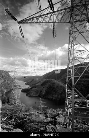 Dalen in Telemark August 1961 Tokke-Kraftwerke werden bald in Betrieb sein und Strom für 80.000 Menschen produzieren. Hier einer der beeindruckenden Masten mit Blick auf Landschaften mit Bergen und Fjorden. Foto: Børretzen / Aktuell / NTB Stockfoto