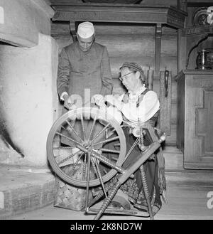 Oslo 29. Juni 1957. Premierminister Jawaharlal Nehru aus Indien bezaubert die Norweger. Hier aus dem Folk Museum, wo er sehen kann, wie wir unser Garn in den alten Tagen spannen. Foto: NTB / NTB Stockfoto