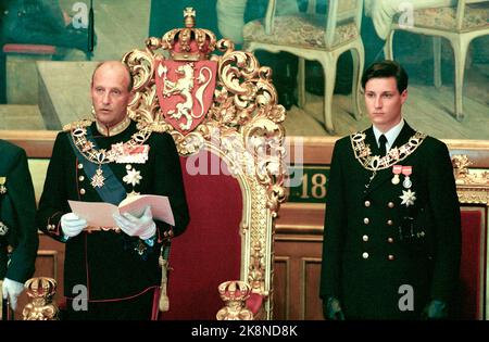 Oslo 19921002. Die Eröffnung des Storting 1992. König Harald eröffnet es 137. Storting. König Harald liest den Thron während der Eröffnung des Stortings mit Kronprinz Haakon. Ernst. Foto: Jan Greve NTB Stockfoto