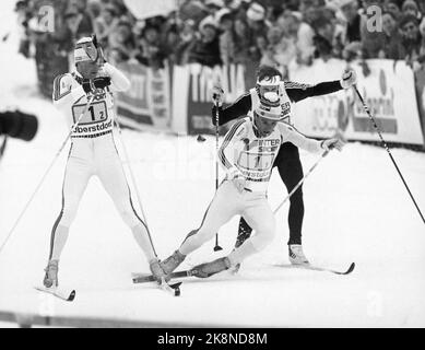 Oberstdorf, West Germany19870217. Ski World Cup, nordische Niederlassungen. Staffel, 4 x 10 km, Ove Aunli fällt, als er Vegard Ulvang abschicken wird. Austausch. Das norwegische Staffelteam holte sich Bronze. Das Team bestand aus Terje Langli, Vegard Ulvang, Pål Gunnar Mikkelsplass und Ove Aunli. (Comic, 1 von 3) Foto: Bjørn Sigurdsøn / NTB Stockfoto