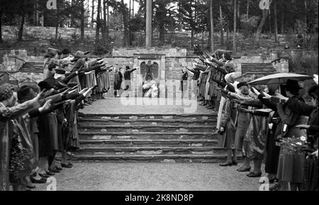 WW2 Oslo 19440521 deutsche Frauen in Oslo haben Blumen auf dem Kriegsfriedhof von Ekeberg gepflanzt. Nazi-Begrüßung. Die ganze Begrüßung. Foto: NTB *** das Foto wurde nicht verarbeitet ***** Stockfoto