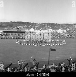 Oslo, 19561021. Das Pokalfinale im Ullevaal Stadium. Larvik Turn - Skeid 1-2. Traditionell wärmt sich Sinsen vor dem Spiel auf. Foto: Current / NTB Stockfoto