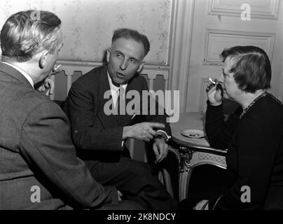 1952 Oslo. Treffen im norwegischen Schriftstellerverband im Restaurant Georges. Hier sind Psychiater und Autor Trygve Braatøy (1904-53) (in der Mitte) und Autor Inger Hagerup (t.h.) Foto: Odd Nicolaysen / Aktuell / NTB Stockfoto