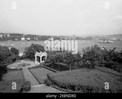 Oslo 19510713 Oscarshall Castle. Der Blick auf den Oslo Fjord vom Schloss aus. Pavillon am unteren Rand des Gartens. Foto: Strand / NTB / NTB Stockfoto