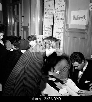 Oslo 19540122 die freien Studenten starten das Frühjahrssemester. Hier werden die Schüler in den verschiedenen Kursen der Schule Møllergata aufgenommen. Schilder an der Wand zeigen, dass lehrte, unter anderem. In der Astronomie, Radiotheorie und mehrere verschiedene Sprachen. FOTO: VALLDAL / NTB / NTB Stockfoto