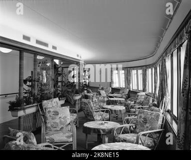 Oslo. Sonntag, 13. November 1949. Das Passagierschiff „Oslofjord“ kommt zum ersten Mal an. Hier aus der Bibliothek auf der Promena-Terrasse: „Die Eigenschaften der hübschen Korbsessel sind in kräftigen, fröhlichen Farben gehalten.“ Möbel in Manilla. Foto; Aktuell / NTB Stockfoto