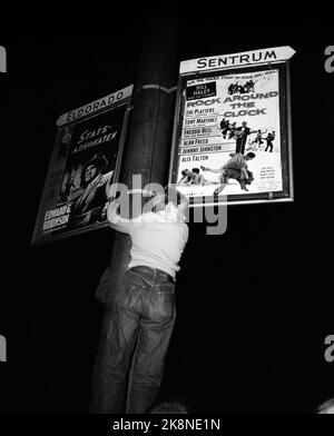 Oslo 19560920. Unruhen nach der Vorführung des Films 'Rock Around the Clock', der die Melodie des gleichen Namens enthielt, im Center-Kino. Hunderte von jungen Menschen machen Lärm im Zentrum, Rockunruhen. Hier ist ein Jugendlicher, der in die Säule geklettert ist, die das Kinoplakat vom Film hält. Foto: NTB Archive / NTB Stockfoto