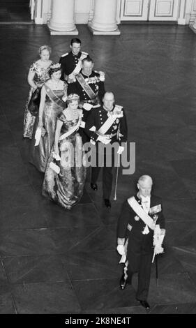 Oslo 19600211. Königin Ingrid und König Frederik von Dänemark bei einem offiziellen Besuch in Norwegen. Hier sehen wir die Royals auf dem Weg zum Galadiner im Schloss. Erste Serie von Königin Ingerid und König Olav, König Frederik und Prinzessin Asturd, Kronprinz Harald und Frau Storting Präsidentin Langhelle. Foto: NTB Archive / NTB Stockfoto