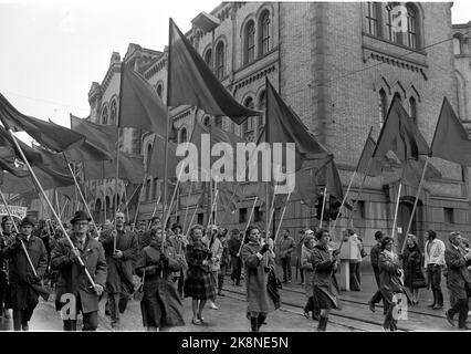 Oslo 19730501. Mai 1. Feier in Oslo. Die Hauptdemonstration. Samorgs Zug auf dem Karl Johans Tor. Flagborg mit roter Flagge. Es war schlechtes Wetter mit Regen und Wind. Foto NTB / NTB Stockfoto