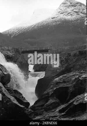 Loen 1947 etwas mehr als 10 Jahre nach dem großen Rennunfall ist das Leben in den Dörfern rund um Loen zurückgekehrt. Landschaft von Loen. Gebrechliche Brücke über Wasserfälle. Berggipfel im Hintergrund. Foto: Th. Scotaam / Aktuell / NTB Stockfoto