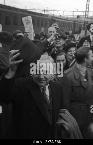 Oslo 194509 Peace Days, 1945. Mai. „The Voice from London“ Hallomann / NRK-Reporter Toralv Øksnevad kommt in Oslo an und wird von jubelnden Massen empfangen. Øksnevad hebt den Hut. Foto: Håland / NTB / NTB Stockfoto