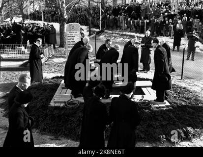 HOMMELVIK 1952-03-22; tidligere Statsminister Johan Nygaardsvold (f.1879) begraves i hjembygda Hommelvik i Sør-Trøndelag. Nygaardsvold var stortingsrepresentant forArbeiderpartiet 1916-1949. Norges statsminister Fra 1935 etter 'kriseforliket' mellom AP Og Bondepartiet. også Staatsminister für 'eksilregjeringen' i London unter den andre verdenskrig 1940-1945. Mange prominente gjester var til stede under begravelsen, blant andre Kong Haakon, Kronprins Olav, partikollga Einar Gerhardsen Og forfatter Johan Falkberget. Kisten ble båret AV Staatsminister Oscar Torp Og Sverre Støstad (Foran), Terje W. Stockfoto