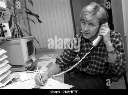 Oslo 19881018 Information Manager im norwegischen Roten Kreuz Jan Egeland bei der Arbeit am Schreibtisch und mit Telefon. Foto: Eystein Hanssen / NTB / NTB Stockfoto