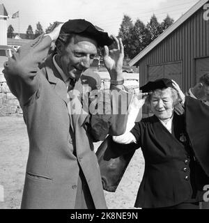 Alvdal August 1963. Die Premiere des Films 'Fresc kick' nach den Büchern von K. Aukrust wurde der Molkerei in Alvdal hinzugefügt. Hier reisten alle Hauptrolle, und die Einheimischen machten ein öffentliches Festival. Hier, Schauspieler Lalla Carlsen mit Schauspieler Leif Juster, beide im Prozess des Tragens Østerdalsker, dass sie als Geschenk gegeben wurden. Foto: Sverre A. Børretzen / Aktuell / NTB Stockfoto