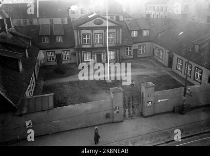 Oslo 19411101 Außenansicht der Prinds Christian Augusts Minde / Mangelsgården Storgaten 36. Das Gebäude wurde 1698 als Pilz für General Tritcher erbaut und im Jahr 1770s wieder aufgebaut. War Asyl. An der Wand außerhalb des Mangels befinden sich unter anderem Plakate mit Nazi-Propaganda. Über Den Bolschewismus. Schilder für Schutzräume. Deutscher Soldat auf der Straße im Vordergrund. Foto: NTB / NTB Stockfoto