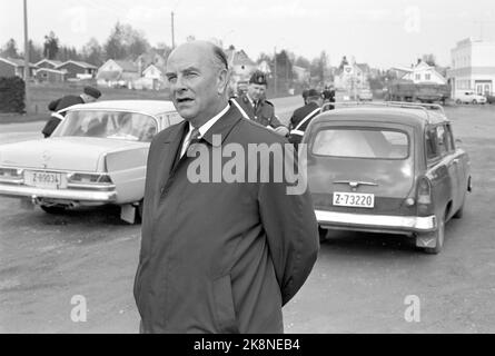 1969-05-12 "die Polizei versucht neue Straßen". Makan zur Beherrschung des Beschleunigers wurde auf den Straßen in Vestfold noch nie registriert. Aber dann war auch die großräumige Kontrolle der Polizei, die Operation Sample County genannt wurde, sowohl in der lokalen als auch in der Hauptpresse gründlich im Voraus. Notfallmanager Pål Feiring war mit dem Vorgehen sehr zufrieden. Polizisten kontrollieren Autos im Hintergrund. Foto: Aage Storløkken / Aktuell / NTB Stockfoto