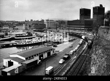 Oslo 1962. Güterzüge über den Rathausplatz auf dem Weg von Westen nach Osten. Der Bau des Eisenbahntunnels und des Hauptbahnhofs wird diskutiert. Übersichtsbild von der Festung Akershus in Richtung Hafen Oslo mit Rathaus und Rathausplatz. Foto: Sverre A. Børretzen / Current / NTB (Bild 3 in einer Serie von alten und neuen Aufnahmen desselben Motivs) Stockfoto