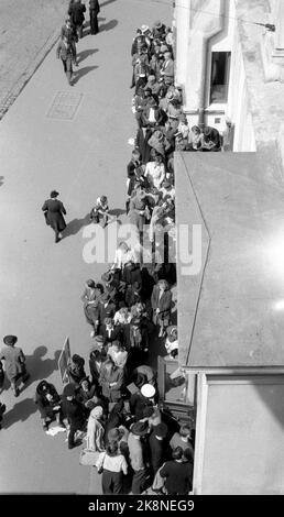 Oslo 19460713. Der Kampf, in den Urlaub zu kommen, ist schwer. Es gibt viele, die diesen Sommer mit dem Zug reisen wollen. Auf der östlichen Schiene gibt es lange Schlangen, und viele haben die ganze Nacht auf ein Sitzticket gewartet. Foto: Thorbjørn Skotaam / Current / NTB Stockfoto