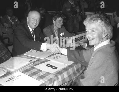 Oslo 19860418. Nationalversammlung der rechten Seite 1986. Premierministerin Astrid Nøklebye Heiberg während des nationalen Treffens von Høyre. Sie übernahm die Minister für Verbraucher und Verwaltung nach Arid Gjertsen, die nach der Enthüllung von Finanzbetrug durch die OAG als Regierungsministerin abtreten musste. Hier gratuliert Premierminister Kåre Willoch ihr zur Regierung. Foto: Bjørn Sigurdsøn NTB / NTB Stockfoto