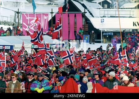 Kvitfjell 19940217. Die Olympischen Winterspiele in Lillehammer und die Öffentlichkeit. Zuschauer mit norwegischen Fahnen unter super G, Männer. Foto: Jan Greve / NTB Stockfoto