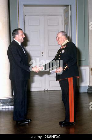 Oslo 19780702. König Olav 75 Jahre. Hier der Bürgermeister Albert Nordengen (v.v.), der auf dem Schloss ist, um König Olav zum 75.. Jubiläum zu gratulieren. Foto: Bjørn Sigurdsøn NTB / NTB Stockfoto