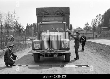 1969-05-12 "die Polizei versucht neue Straßen". Makan zur Beherrschung des Beschleunigers wurde auf den Straßen in Vestfold noch nie registriert. Aber dann war auch die großräumige Kontrolle der Polizei, die Operation Sample County genannt wurde, sowohl in der lokalen als auch in der Hauptpresse gründlich im Voraus. In der technischen Kontrolle gibt es viele Dinge zu prüfen, und es wäre aussichtslos, sich um alle Autos zu kümmern. Aber alle Autos, die von der Lärmkontrolle gestoppt werden, müssen eine technische Kontrolle durchlaufen. Die Polizei ermittelt einen LKW aus Løvenskiold Vækerø. Foto: Aage Storløkken / Aktuell / NTB Stockfoto