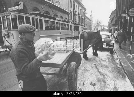 Oslo 19640314. Das Pferd Petter ist das einzige Arbeitslicht im Zentrum der Hauptstadt. Es migriert täglich zu Kunden im Zentrum von Oslo. Er macht eine Pause im Hinterhof, den Ivar Aasen zu seiner Zeit gelebt hat. Petters Fahrer heißt Simen Byfuglien 58 Jahre und kommt aus Etnedal in Valdres, der den Transport mit Pferd und Wagen betreibt. Foto: Sverre A. Børretzen Current / NTB Stockfoto