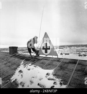 Golsfjellet, Ostern 1962: Achttausend kümmert sich. Das Rote Kreuz ist auf dem Osterberg bereit. Das Verbindungszentrum befindet sich in der Hütte des Roten Kreuzes Gol am Golsfjellet. Ein Team freiwilliger Funkamateure hält Kontakt zu den Stationen an den verschiedenen Orten im Land. Hier wird die Antenne auf dem Dach der Kabine überprüft. (Person nicht benannt) Foto: Bjørn Bjørnsen / Current / NTBSCANPIX. Stockfoto