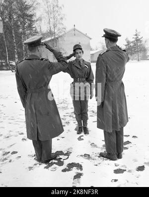 Lahaugmoen in Oslo Dezember 1959. Soldaten im Make-up: Frauen in Uniform. Drei von! Sagt Major Håland und Leutnant Helge Halvorsen. Die Frau Moe macht eine Korrrate Gehälter und sagt Danke. Foto: Ivar Aaserud / Aktuell / NTB Stockfoto