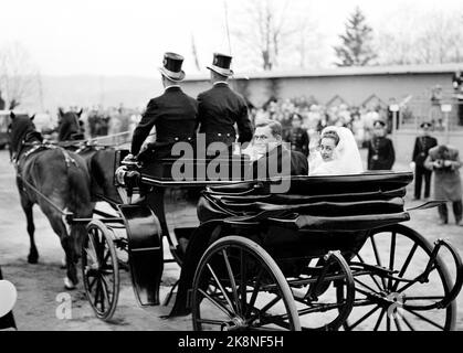 Asker 19530515. Am Hochzeitstag von Prinzessin Ragnhild fand eine große Volksfeier statt, und der Reeder Erling Lorentzen heiratete in der Asker Kirche. Viele Ruks waren anwesend. Das Brautpaar wurde nach der Hochzeit mit Pferd und Wagen (Kutsche) geführt. (Kissen mit Zahnseide Hut). Hier sehen wir das Brautpaar lächeln und winken den Menschen zu. Foto: SV. A. Børretzen / Strom Stockfoto