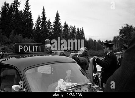 Hadeland 1963. September drei Gefangene sind aus dem Bots-Gefängnis in Oslo geflohen. Hunderte von Polizisten und Militärs mit Maoren, automatischen Waffen und Gewehren jagen in den Hadelands Tracts nach den entflohenen Gefangenen. Die Freiheit ist vorbei. Einer der Gefangenen wird in ein Polizeiauto gefahren. Verhaftet. Foto: Svein Bakken, Ivar Aaserud, Sverre A. Børretzen, Aage Storløkken / Aktuell / NTB Stockfoto