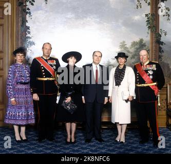 Oslo 19840514. Frankreichs Präsident Francois Mitterrand und seine Frau Danielle zu einem Staatsbesuch in Norwegen. Hier von der offiziellen Fotografie auf dem Schloss. Z. B. Prinzessin Aestr, Frau Ferner, Kronprinz Harald, Frau Danielle Mitterrand, Präsident Francois Mitterrand, Kronprinzessin Sonja und König Olav. Foto: NTB Archive / NTB Stockfoto