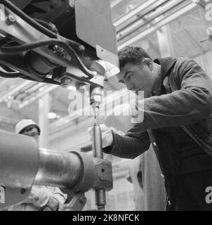 Toulouse, Frankreich 19580517 Hier wird SAS das neue Flugzeug Caravelle gebaut. Muss in der Lage sein, bis zu 70 Passagiere zu nehmen und eine Reisegeschwindigkeit von 800 km pro Tag haben. Stunde auf 12.000 Meter Höhe. SAS hat an erster Stelle sechs mit Präventivrechten für weitere 19 Maschinen bestellt. Bildunterschrift; um kein Fett oder dergleichen zu bekommen. Auf den Schweißoberflächen verwendet dieser Marlon Brando Typ weiße Handschuhe, während er das Punktschweißen durchführt. Foto; Sverre A. Børretzen / Aktuell / NTB Stockfoto