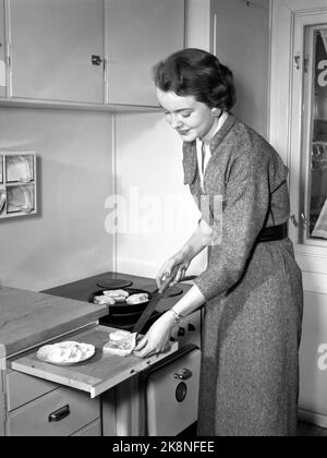 Oslo 19550209 'Mr. And Mrs. Lykke' Illustration Fotos zum Artikel über die glückliche Ehe, fotografiert von NTB im Februar 1955. Hier kocht Frau Lykke in der Küche. Foto: NTB / NTB das Modell heißt Ellinor Øygard, oft 'Bibba' genannt. Stockfoto