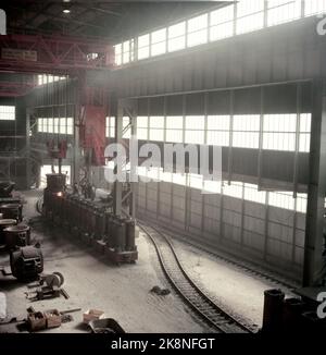 Mo i Rana 1955 Norsk Jernverk in Mo i Rana wird in Betrieb genommen. Interieur aus einem der Hallen. Foto: Sverre A. Børretzen / Aktuell / NTB Stockfoto