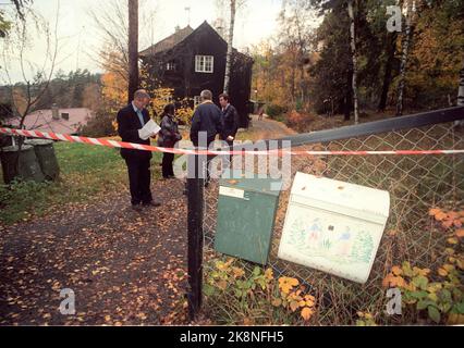 Oslo 19931011. Der Verlagsleiter William Nygaard wurde vor seinem Haus in Dagaliveien angeschossen und schwer verletzt. Polizeibeamte am Tatort nach dem versuchten Mord. Im Hintergrund Nygaards Haus. NTB Archivfoto Jon EEG / NTB Stockfoto