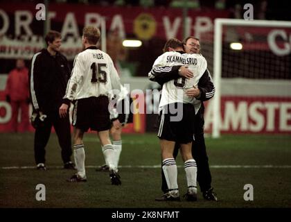 Mailand, Italien 19961204. Champions-League-Spiel RBK / Mailand im San Siro Stadium in Mailand, wo Rosenborg gewann 2-1. Action aus dem Spiel, RBK in weiß und schwarz. Jubelnd Szenen nach dem Spiel, Bent Skammelsrud wird von Bjørn Hansen umarmt. Foto: Gorm Kallestad / NTB. Stockfoto