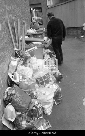 Oslo 19801014. Streiks in der Reinigungsanlage in Oslo. Der Müllstreik geht weiter. Hier Müllsäcke in einem Hinterhof in Oslo. Foto: Henrik Laurvik / NTB Stockfoto