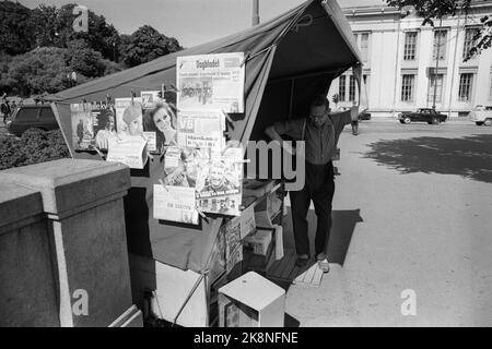 Oslo 28. Juni 1969. Karl Johansgate an einem heißen Sommertag in Oslo. Hier von der National Theatre Station. Ein Zeitungen- und Zeitschriftenverkäufer steht am Sender Decline. Foto: Per Ervik / Current / NTB Stockfoto